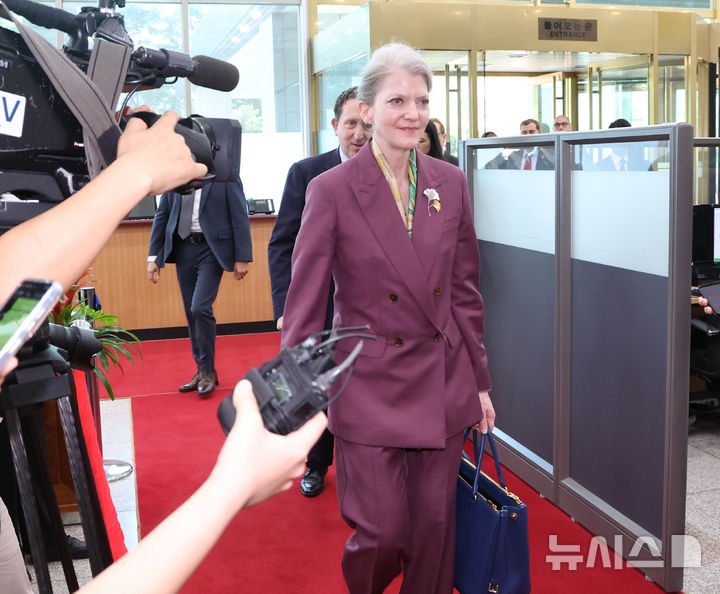 [서울=뉴시스] 조수정 기자 = 앨리슨 후커(가운데) 미국 국무부 정무차관과 백악관 국가안보회의(NSC), 국무부, 에너지부, 전쟁부 관계자로 구성된 미국 범정부 대표단이 2일 오전 서울 종로구 외교부에서 한미 정상 합의 조인트 팩트시트 안보 분야 후속조치 협의를 위한 발족 회의를 위해 청사로 들어가고 있다. 2026.06.02. chocrystal@newsis.com