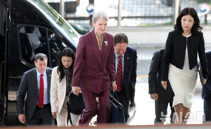 [서울=뉴시스] 김선웅 기자 = 앨리슨 후커 미국 국무부 정무차관이 지난달 2일 서울 종로구 외교부에서 열리는 한미 안보합의 이행 회의에 참석하기 위해 청사로 들어서고 있다. 2026.06.02. mangusta@newsis.com