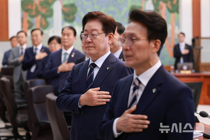 [서울=뉴시스] 고범준 기자 = 이재명 대통령이 2일 청와대에서 열린 제24회 국무회의 겸 제11차 비상경제점검회의에서 참석자들과 국민의례를 하고 있다. 2026.06.02. bjko@newsis.com