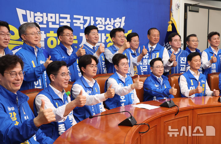 [서울=뉴시스]조성봉 기자= 정원오 더불어민주당 서울시장 후보가 6·3 지방선거와 재보궐선거 본투표를 하루 앞둔 2일 오전 서울 여의도 국회에서 25개 구청장 후보들과 대국민 투표 참여 호소 기자회견을 하기 전 기념촬영을 하고 있다. 2026.06.02. suncho21@newsis.com