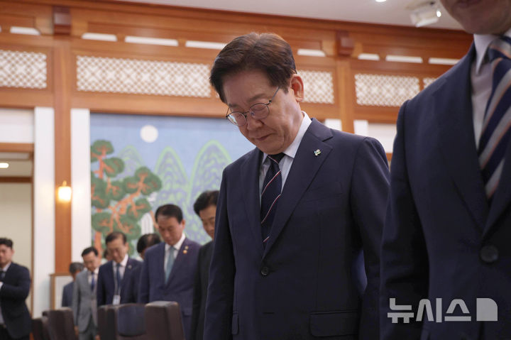[서울=뉴시스] 고범준 기자 = 이재명 대통령이 2일 청와대에서 열린 제24회 국무회의 겸 제11차 비상경제점검회의에서 참석자들과 순국선열 및 호국영령에 대한 묵념을 하고 있다. 2026.06.02. bjko@newsis.com