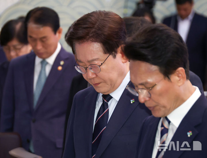 [서울=뉴시스] 고범준 기자 = 이재명 대통령이 2일 청와대에서 열린 제24회 국무회의 겸 제11차 비상경제점검회의에서 참석자들과 순국선열 및 호국영령에 대한 묵념을 하고 있다. 2026.06.02. bjko@newsis.com