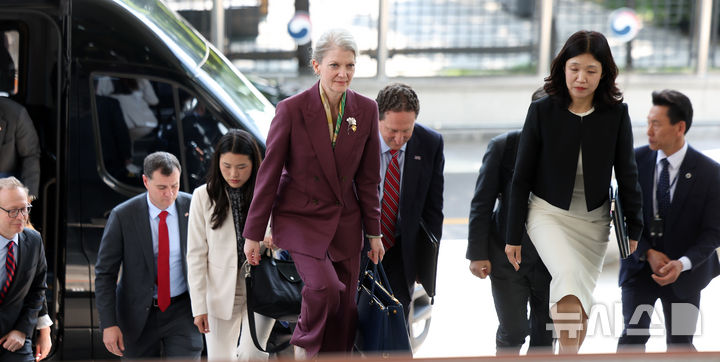 [서울=뉴시스] 김선웅 기자 = 앨리슨 후커 미국 국무부 정무차관이 2일 서울 종로구 외교부에서 열리는 한미 안보합의 이행 회의에 참석하기 위해 청사로 들어서고 있다. 2026.06.02. mangusta@newsis.com