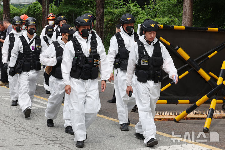 [대전=뉴시스] 이영환 기자 = 경찰 및 소방 관계자들이 합동감식을 하기 위해 2일 오전 대전 유성구 한화에어로스페이스 대전사업장 폭발 사고 현장으로 이동하고 있다. 2026.06.02. 20hwan@newsis.com