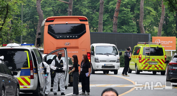 [대전=뉴시스] 이영환 기자 = 경찰 및 소방 관계자들이 합동감식을 하기 위해 2일 오전 대전 유성구 한화에어로스페이스 대전사업장 폭발 사고 현장으로 이동하고 있다. 2026.06.02. 20hwan@newsis.com