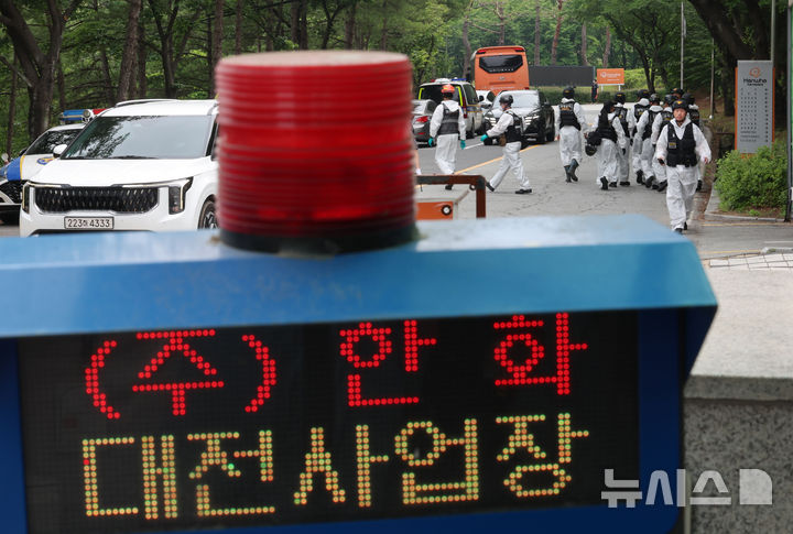 [대전=뉴시스] 이영환 기자 = 경찰 및 소방 관계자들이 합동감식을 하기 위해 2일 오전 대전 유성구 한화에어로스페이스 대전사업장 폭발 사고 현장으로 이동하고 있다. 2026.06.02. 20hwan@newsis.com