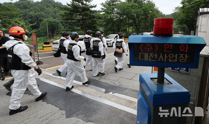 [대전=뉴시스] 이영환 기자 = 경찰 및 소방 관계자들이 합동감식을 하기 위해 2일 오전 대전 유성구 한화에어로스페이스 대전사업장 폭발 사고 현장으로 이동하고 있다. 2026.06.02. 20hwan@newsis.com