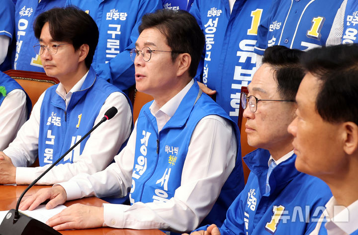 [서울=뉴시스]조성봉 기자= 정원오 더불어민주당 서울시장 후보가 6·3 지방선거와 재보궐선거 본투표를 하루 앞둔 2일 오전 서울 여의도 국회에서 열린 '대국민 투표 참여 호소 25개 구청장 후보 합동기자회견'에서 발언을 하고 있다. 2026.06.02. suncho21@newsis.com