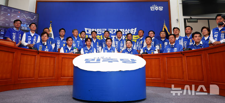[서울=뉴시스] 김근수 기자 = 정원오(가운데) 더불어민주당 서울시장 후보와 25개구 후보자들이 2일 서울 여의도 국회에서 진행된 25개구 구청장 후보 합동 기자회견에서 발언하고 있다. 2026.06.02. ks@newsis.com