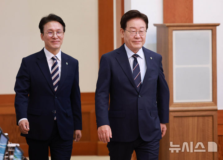 [서울=뉴시스] 고범준 기자 = 이재명 대통령이 2일 청와대에서 열린 제24회 국무회의 겸 제11차 비상경제점검회의에 김민석 국무총리와 함께 입장하고 있다. 2026.06.02. bjko@newsis.com