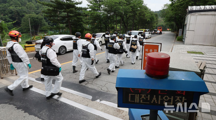 [대전=뉴시스] 이영환 기자 = 경찰 및 소방 관계자들이 합동감식을 하기 위해 2일 오전 대전 유성구 한화에어로스페이스 대전사업장 폭발 사고 현장으로 이동하고 있다. 2026.06.02. 20hwan@newsis.com
