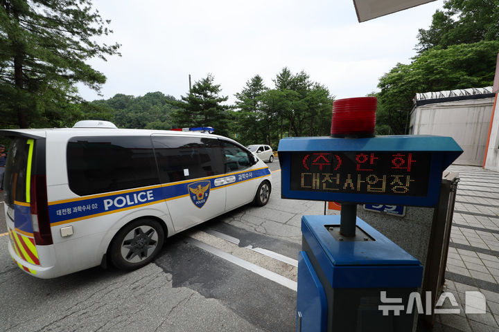 [대전=뉴시스] 이영환 기자 = 경찰 과학수사 차량이 합동감식을 하기 위해 2일 오전 대전 유성구 한화에어로스페이스 대전사업장 폭발 사고 현장으로 이동하고 있다. 2026.06.02. 20hwan@newsis.com