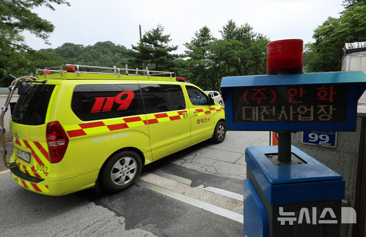 [대전=뉴시스] 이영환 기자 = 소방 관계자들이 탑승한 차량이 합동감식을 하기 위해 2일 오전 대전 유성구 한화에어로스페이스 대전사업장 폭발 사고 현장으로 이동하고 있다. 2026.06.02. 20hwan@newsis.com