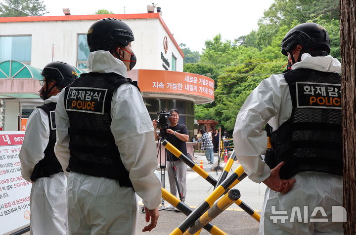 [대전=뉴시스] 이영환 기자 = 경찰 및 소방 관계자들이 합동감식을 앞둔 2일 오전 대전 유성구 한화에어로스페이스 대전사업장 입구에서 대기하고 있다. 2026.06.02. 20hwan@newsis.com
