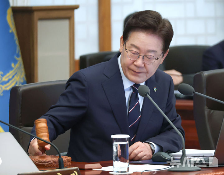 [서울=뉴시스] 고범준 기자 = 이재명 대통령이 2일 청와대에서 열린 제24회 국무회의 겸 제11차 비상경제점검회의에서 의사봉을 두드리며 개회 선언을 하고 있다. 2026.06.02. bjko@newsis.com