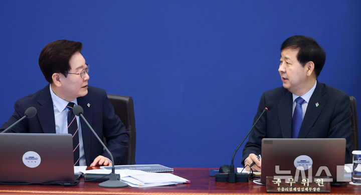 [서울=뉴시스] 고범준 기자 = 이재명 대통령이 2일 청와대에서 열린 제24회 국무회의 겸 제11차 비상경제점검회의에서 구윤철 경제부총리 겸 재정경제부 장관과 대화하고 있다. 2026.06.02. bjko@newsis.com