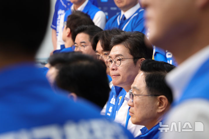 [서울=뉴시스] 김근수 기자 = 정원오(가운데) 더불어민주당 서울시장 후보가 2일 서울 여의도 국회에서 진행된 25개구 구청장 후보 합동 기자회견에서 취재진 질문을 듣고 있다. 2026.06.02. ks@newsis.com