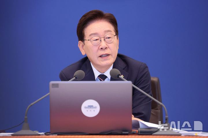 [서울=뉴시스] 고범준 기자 = 이재명 대통령이 2일 청와대에서 열린 제24회 국무회의 겸 제11차 비상경제점검회의에서 발언하고 있다. 2026.06.02. bjko@newsis.com
