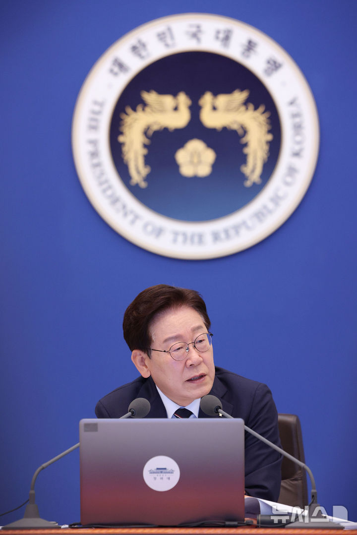 [서울=뉴시스] 고범준 기자 = 이재명 대통령이 2일 청와대에서 열린 제24회 국무회의 겸 제11차 비상경제점검회의에서 발언하고 있다. 2026.06.02. bjko@newsis.com