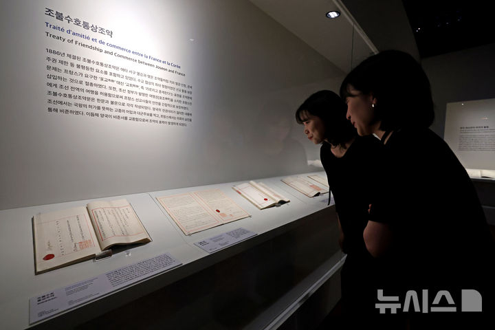 [서울=뉴시스] 박진희 기자 = 국가유산청 국립고궁박물관은 행정안전부 대통령기록관과 공동으로 2일 서울 종로구 고궁박물관 기획전시실에서 한국·프랑스 수교 140주년 기념 특별전 '선물과 기록, 한국-프랑스 우정의 140년'을 개최하고 양국의 조불수호통상조약(朝佛修好通商條約) 문서 원본들을 공개하고 있다. 2026.06.02. pak7130@newsis.com