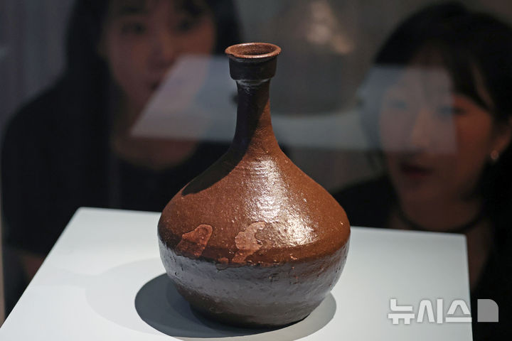 [서울=뉴시스] 박진희 기자 = 국가유산청 국립고궁박물관은 행정안전부 대통령기록관과 공동으로 2일 서울 종로구 고궁박물관 기획전시실에서 한국·프랑스 수교 140주년 기념 특별전 '선물과 기록, 한국-프랑스 우정의 140년'을 개최하고 1851년 신안군 비금도에 표류한 프랑스 포경선 나르발호 선원들의 구출을 위해 조선에 온 프랑스 외교관 몽티니가 조선 관원과 만났을 때 받아 갔던 '옹기주병'(프랑스 국립제작소-세브르도자박물관 소장)을 국내 최초로 공개하고 있다. 2026.06.02. pak7130@newsis.com