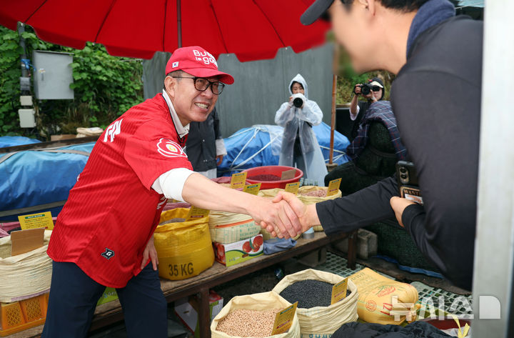  [부산=뉴시스] 하경민 기자 = 박형준 국민의힘 부산시장 후보가 2일 부산 금정구 오시게시장을 방문, 시민과 상인들에게 인사하며 지지를 호소하고 있다. 2026.06.02. yulnetphoto@newsis.com