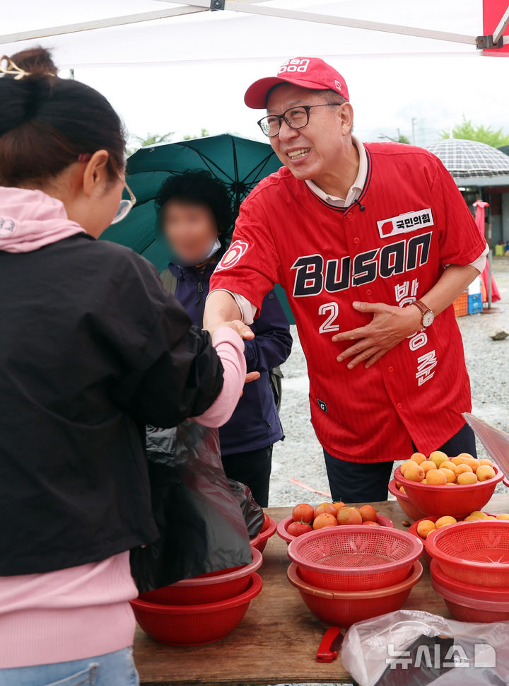  [부산=뉴시스] 하경민 기자 = 박형준 국민의힘 부산시장 후보가 2일 부산 금정구 오시게시장을 방문, 시민과 상인들에게 인사하며 지지를 호소하고 있다. 2026.06.02. yulnetphoto@newsis.com