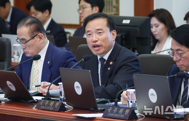 [서울=뉴시스] 고범준 기자 = 김종철 방송미디어통신위원회 위원장이 2일 청와대에서 열린 제24회 국무회의 겸 제11차 비상경제점검회의에서 발언하고 있다. 2026.06.02. bjko@newsis.com