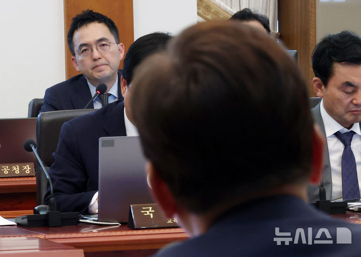 [서울=뉴시스] 고범준 기자 = 구자현 검찰총장 직무대행이 2일 청와대에서 열린 제24회 국무회의 겸 제11차 비상경제점검회의에서 이재명 대통령의 발언을 듣고 있다. 2026.06.02. bjko@newsis.com