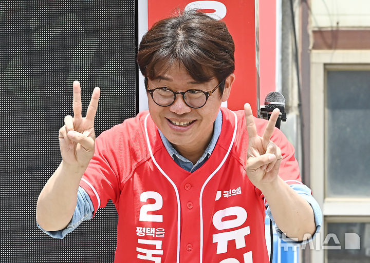 [평택=뉴시스] 김종택 기자 = 경기 평택을 국회의원 재선거에 출마한 유의동 국민의힘 후보가 지난 2일 경기 평택시 안중읍 일대에서 지지를 호소하고 있다. 2026.06.02. jtk@newsis.com
