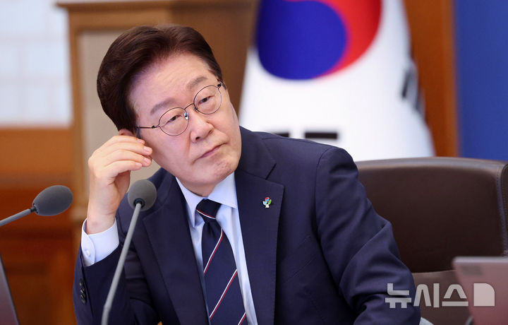 [서울=뉴시스] 고범준 기자 = 이재명 대통령이 2일 청와대에서 열린 제24회 국무회의 겸 제11차 비상경제점검회의에서 참석자 발언을 듣고 있다. 2026.06.02. bjko@newsis.com