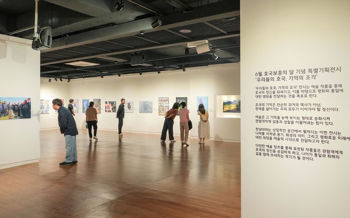 [서울=뉴시스] 육군은 호국보훈의 달을 맞아 오는 30일까지 청남대 기념관에서 '우리들의 호국, 기억의 조각'이라는 주제로 대한민국 호국미술대전 역대 수상작 특별전을 개최한다. 사진은 관람객들이 전시작품을 관람하는 모습. (사진=육군 제공) 2026.06.02. photo@newsis.com *재판매 및 DB 금지
