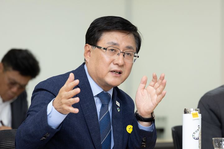 [서울=뉴시스] 김성환 기후에너지환경부 장관이 2일 서울 중구 명동성당에서 종교환경회의 5대 종단 대표자들과 간담회를 갖고 기후위기 대응을 위한 연대와 협력 방안을 논의하고 있다. (사진=기후에너지환경부 제공) 2026.06.02. photo@newsis.com *재판매 및 DB 금지