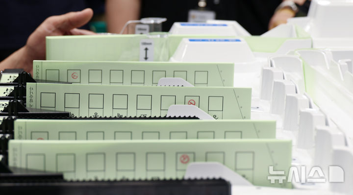 [서울=뉴시스] 최진석 기자 = 제9회 전국동시지방선거 선거일을 하루 앞둔 2일 노원구 서울과학기술대학교 체육관에 차려진 중랑구선거관리위원회 개표소에서 관계자들이 투표지 분류기 모의시험을 하고 있다. (공동취재) 2026.06.02. myjs@newsis.com