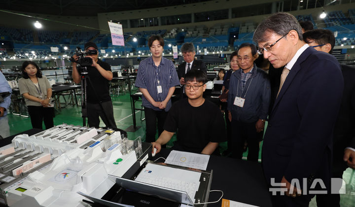 [인천=뉴시스] 전진환 기자 = 노태악(오른쪽) 중앙선거관리위원장이 제9회 전국동시지방선거를 하루 앞둔 2일 오후 인천 남동구 남동체육관에 마련된 개표소를 찾아 투표지분류기 모의시험 등 개표준비 상황을 점검하고 있다.&nbsp; 2026.06.02. amin2@newsis.com