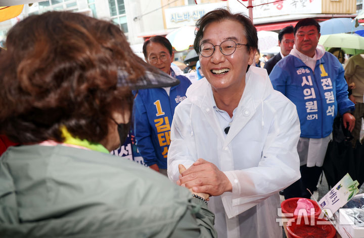  [부산=뉴시스] 하경민 기자 = 전재수 더불어민주당 부산시장 후보가 2일 부산 사하구 하단오일장을 방문, 시민과 상인들에게 인사하며 지지를 호소하고 있다. 2026.06.02. yulnetphoto@newsis.com