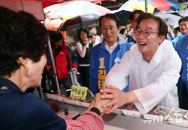  [부산=뉴시스] 하경민 기자 = 전재수 더불어민주당 부산시장 후보가 2일 부산 사하구 하단오일장을 방문, 시민과 상인들에게 인사하며 지지를 호소하고 있다. 2026.06.02. yulnetphoto@newsis.com