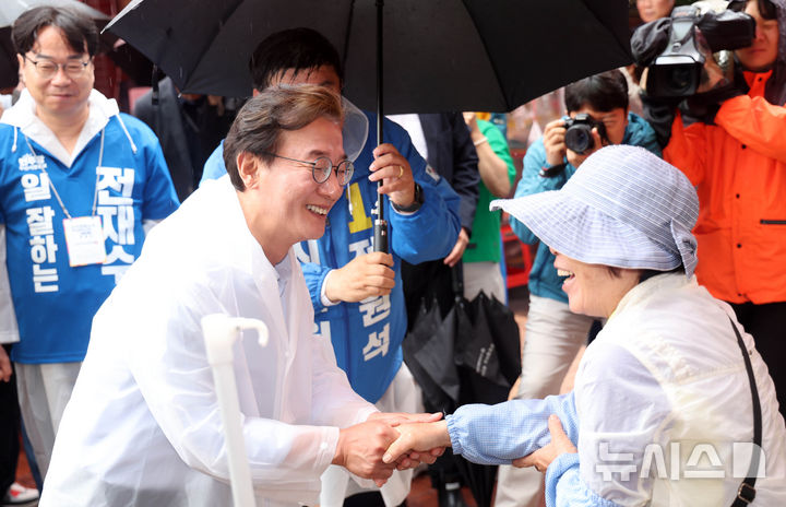  [부산=뉴시스] 하경민 기자 = 전재수 더불어민주당 부산시장 후보가 2일 부산 사하구 하단오일장을 방문, 시민과 상인들에게 인사하며 지지를 호소하고 있다. 2026.06.02. yulnetphoto@newsis.com