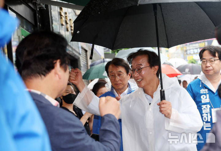  [부산=뉴시스] 하경민 기자 = 전재수 더불어민주당 부산시장 후보가 2일 부산 사하구 하단오일장을 방문, 시민과 상인들에게 인사하며 지지를 호소하고 있다. 2026.06.02. yulnetphoto@newsis.com