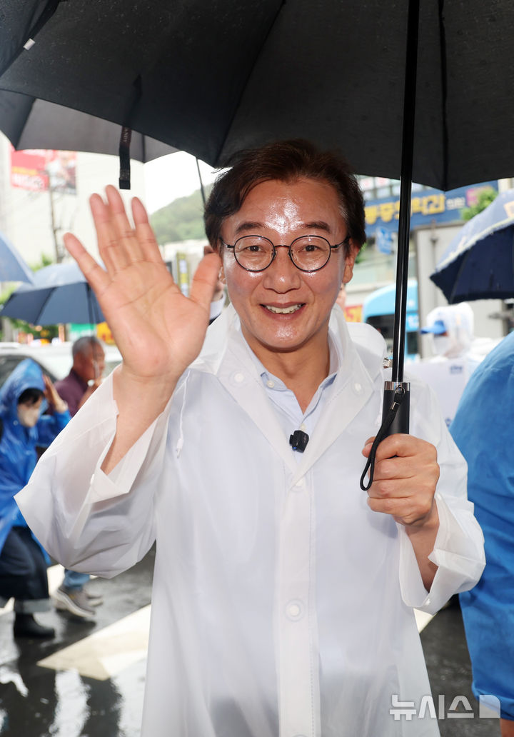  [부산=뉴시스] 하경민 기자 = 전재수 더불어민주당 부산시장 후보가 2일 부산 사하구 하단오일장을 방문, 시민과 상인들에게 인사하며 지지를 호소하고 있다. 2026.06.02. yulnetphoto@newsis.com