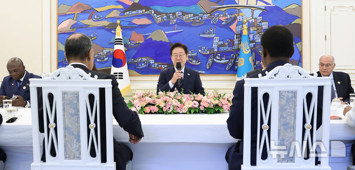 [서울=뉴시스] 최동준 기자 = 이재명 대통령이 2일 청와대에서 2026 한-아프리카 외교장관회의 참석 수석대표들을 접견하며 인사말을 하고 있다. (청와대통신사진기자단) 2026.06.02. photocdj@newsis.com