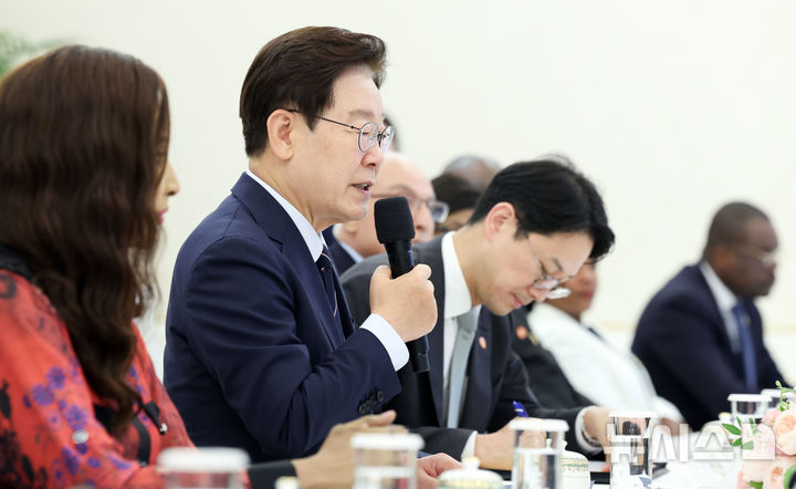 [서울=뉴시스] 최동준 기자 = 이재명 대통령이 2일 청와대에서 2026 한-아프리카 외교장관회의 참석 수석대표들을 접견하며 인사말을 하고 있다. (청와대통신사진기자단) 2026.06.02. photocdj@newsis.com