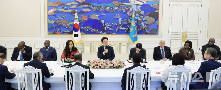 [서울=뉴시스] 최동준 기자 = 이재명 대통령이 2일 청와대에서 2026 한-아프리카 외교장관회의 참석 수석대표들을 접견하며 인사말을 하고 있다. (청와대통신사진기자단) 2026.06.02. photocdj@newsis.com