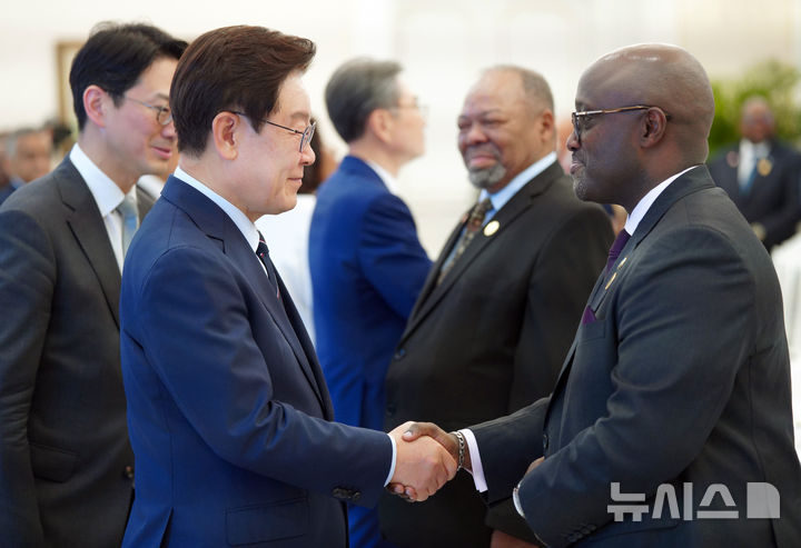 [서울=뉴시스] 최동준 기자 = 이재명 대통령이 2일 청와대에서 2026 한-아프리카 외교장관회의 참석 수석대표들과 인사하고 있다. (청와대통신사진기자단) 2026.06.02. photocdj@newsis.com