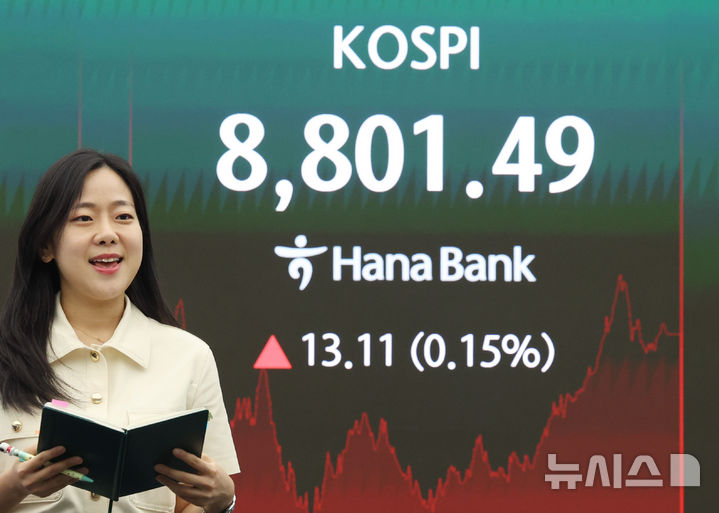 [서울=뉴시스] 김진아 기자 = 코스피가 강보합 끝에 최고치를 경신하며 8800선에서 마감한 2일 서울 중구 하나은행 본점 딜링룸에서 딜러들이 업무를 보고 있다. 코스피는 전 거래일(8788.38)보다 13.11포인트(0.15%) 오른 8801.49에, 코스닥 지수는 전 거래일(1050.03)보다 24.00포인트(2.29%) 하락한 1026.03에 거래를 마쳤다. 2026.06.02. bluesoda@newsis.com