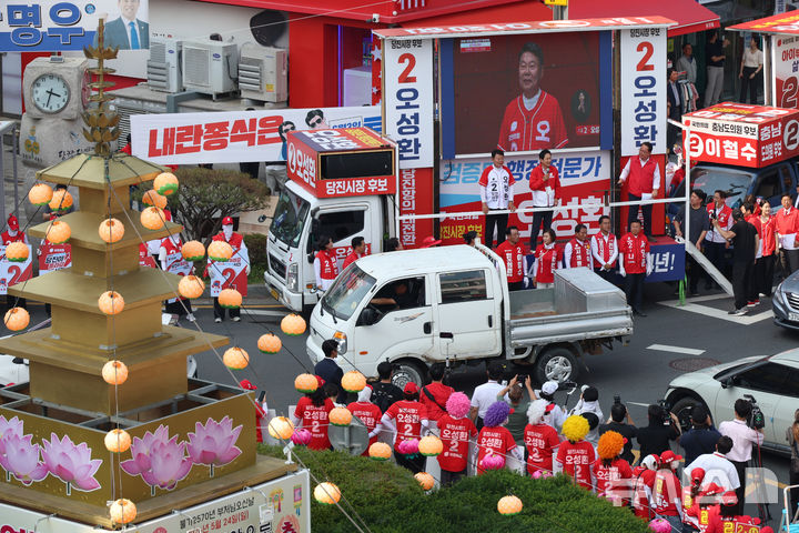 [당진=뉴시스] 고승민 기자 = 장동혁 국민의힘 상임선거대책위원장이 2일 충남 당진시 당진중앙2로 로터리에서 지원유세를 하고 있다. 2026.06.02. kkssmm99@newsis.com