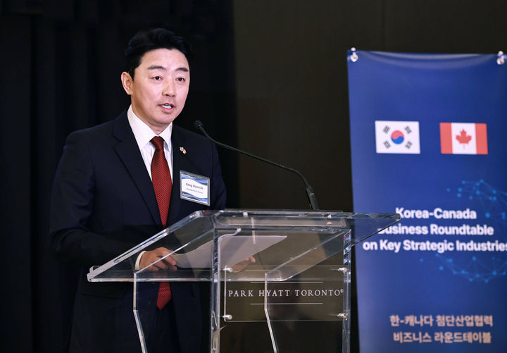 [서울=뉴시스] 고범준 기자 = 강훈식 비서실장이 1일(현지 시간) 캐나다 토론토 파크 하얏트 호텔에서 열린 한-캐 첨단산업협력 비즈니스 라운드테이블에서 발언하고 있다. (사진=강훈식 비서실장 SNS) 2026.06.02. photo@newsis.com *재판매 및 DB 금지
