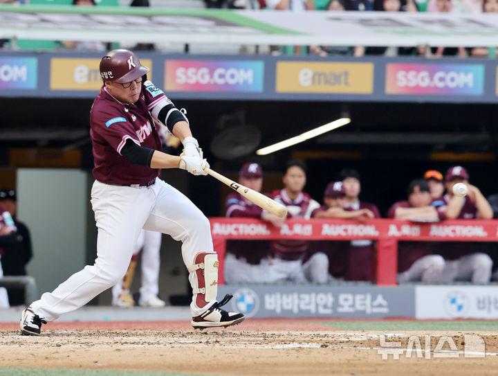 [인천=뉴시스] 배훈식 기자 = 2일 오후 인천 미추홀구 SSG 랜더스필드에서 열린 2026 신한 SOL KBO 리그 SSG 랜더스와 키움 히어로즈의 경기, 3회초 2사 3루 상황에서 키움 안치홍이 1타점 적시 2루타를 치고 있다. 2026.06.02. dahora83@newsis.com