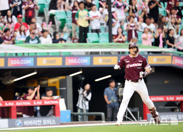[인천=뉴시스] 배훈식 기자 = 2일 오후 인천 미추홀구 SSG 랜더스필드에서 열린 2026 신한 SOL KBO 리그 SSG 랜더스와 키움 히어로즈의 경기, 3회초 역전 투런 홈런을 때려낸 키움 히우라가 세리머니를 하며 홈으로 향하고 있다. 2026.06.02. dahora83@newsis.com