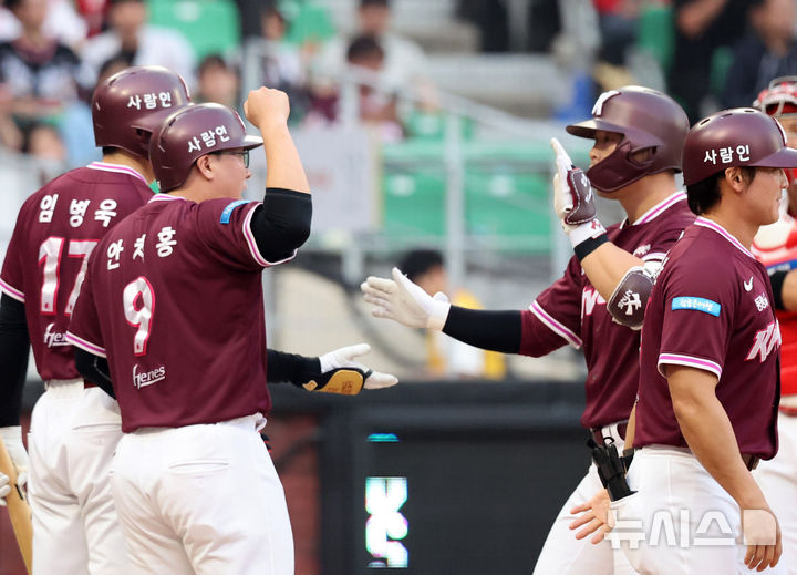 [인천=뉴시스] 배훈식 기자 = 2일 오후 인천 미추홀구 SSG 랜더스필드에서 열린 2026 신한 SOL KBO 리그 SSG 랜더스와 키움 히어로즈의 경기, 3회초 역전 투런 홈런을 때려낸 키움 히우라가 안치홍과 하이파이브를 하고 있다. 2026.06.02. dahora83@newsis.com